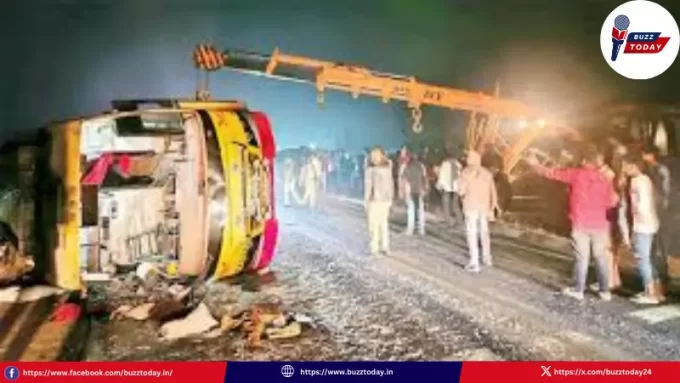 rajahmundry-road-accident-private-bus-overturns